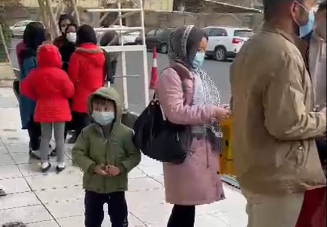 افغانهای سرگردان به خاطر بایومتریک در سفارت فرانسه در تهران