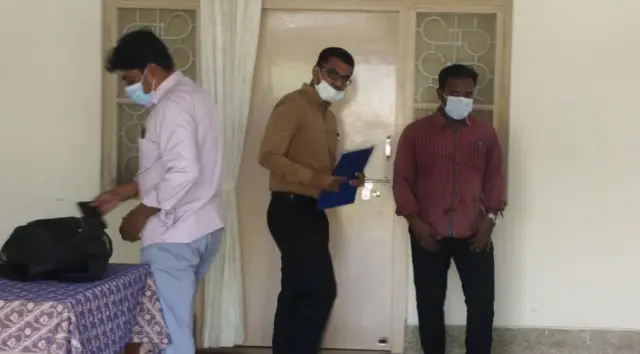 தூத்துக்குடி துப்பாக்கி சூடு குறித்த விசாரணை ஆணையத்தில் அதிகாரிகள் ஆஜராகி வருகின்றனர்.