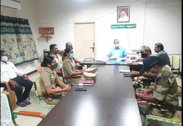 போலீசாரிடம் விசாரணை நடத்தும் ஆர்டிஓ பாலதண்டாயுதபாணி