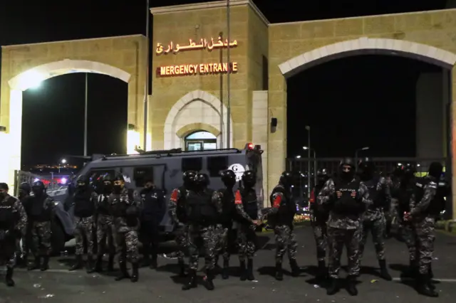 जॉर्डन में अल साल्ट अस्पताल के बाहर तैनात पुलिसकर्मी