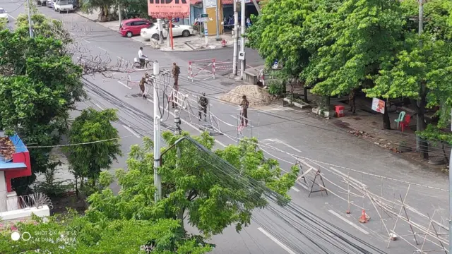 မန္တလေးမှာ ဆိုင်ကယ်စီးလာတဲ့လူငယ်တချို့ကို စစ်ကောင်စီက ကားနဲ့ဝင်တိုက်ပြီး ပစ်ခတ်ဖမ်းဆီး