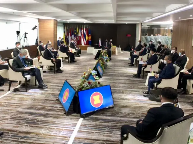 မြန်မာ့အရေးအစည်းအဝေးမှာ ဘုံသဘောတူညီချက် ၅ ရပ်ရရှိခဲ့တာ ဧပြီလကတည်းက ဖြစ်ပေမဲ့ တိုးတက်မှုနှေးကွေးနေတယ်လို့ အာဆီယံအဖွဲ့ဝင်နိုင်ငံတွေက ဝေဖန်ပြောဆိုနေ။