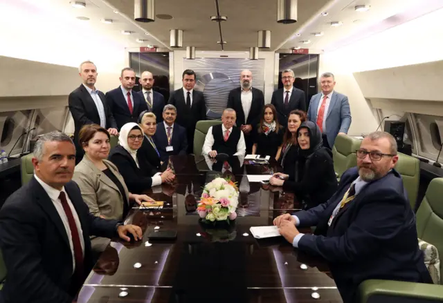 Erdoğan uçakta gazetecilerle beraber