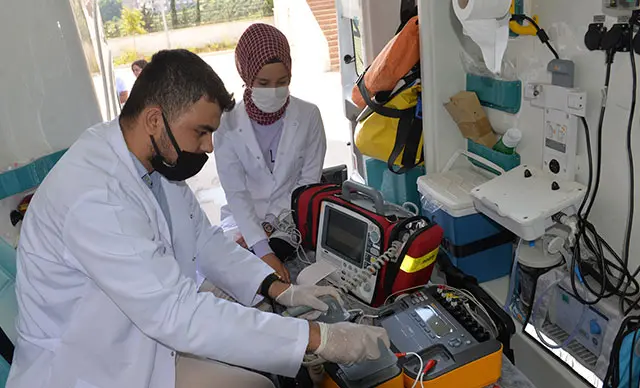 Tıbbi cihaz başında doktorlar