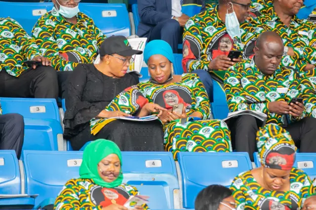 Maafisa wa serikali Tanzania katika uwanja wa taifa Dar es Salaam kusherehekea miaka 60 ya uhuru