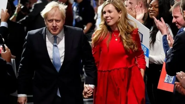 Conservatives wametozwa faini ya £17,800 kwa "kukosa kuripoti kwa usahihi mchango" ambao ulilipia ukarabati wa gorofa ya wanandoa hao Downing Street.