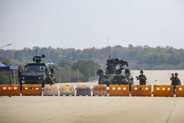 পার্লামেন্টে যাওয়ার প্রধান রাস্তা অবরোধ করে রেখেছে সামরিক বাহিনী।