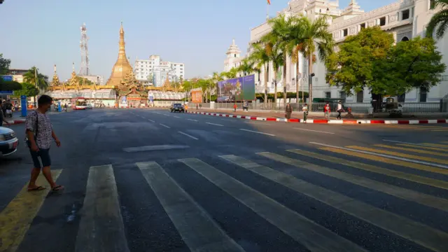 সেনা অভ্যুত্থানের পর ইয়াঙ্গনের প্রায় জনশূন্য রাস্তা।