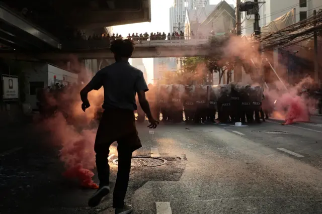 ตำรวจจุดพลุควันเพือสลายการชุมนุมที่หน้าสถานทูตเมียนมา