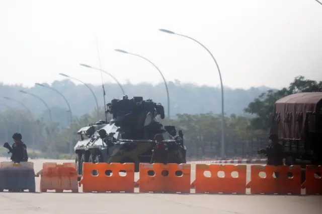 ทหารตั้งแนวกั้นถนนที่มุ่งหน้าสู่อาคารรัฐสภาในกรุงเนปิดอว์