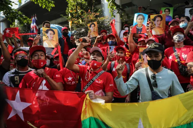 ব্যাংককে মিয়ানমারের দূতাবাসের বাইরে সেনা অভ্যুত্থানের বিরুদ্ধে প্রতিবাদ জানিয়ে বিক্ষোভ অনুষ্ঠিত হয়েছে।