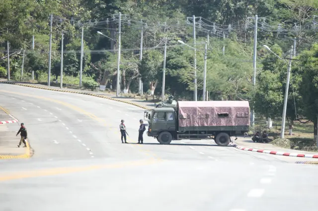মিয়ানমারে একটি মহাসড়ক বন্ধ করে দিয়েছে সেনাবাহিনী।
