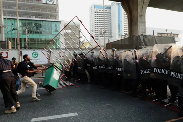 ผู้ชุมนุมพยายามยับยั้งตำรวจที่รุกคืบเข้ามา