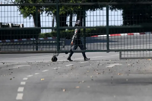 ইয়াঙ্গনে আন্তর্জাতিক বিমানবন্দর বন্ধ ঘোষণা করা হয়। প্রবেশ মুখে অবস্থান নেয় সেনা সদস্যরা।