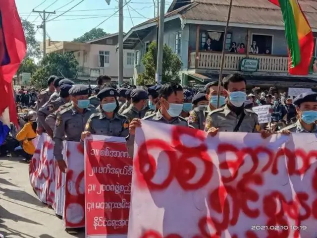 လွိုင်ကော် ဆန္ဒပြပွဲ ပါဝင်လာတဲ့ ရဲတပ်ဖွဲ့ဝင်များ