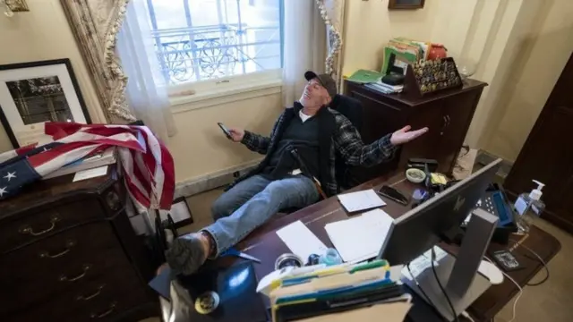 बन्दुक बोलेका एक प्रदर्शनकारी न्यान्सी पेलोसीको कार्यकक्षमा छिरेर यसरी बसेका थिए