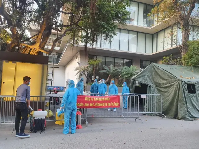 Phía bên ngoài khách sạn tại Hồ Tây nơi đang bị phong tỏa