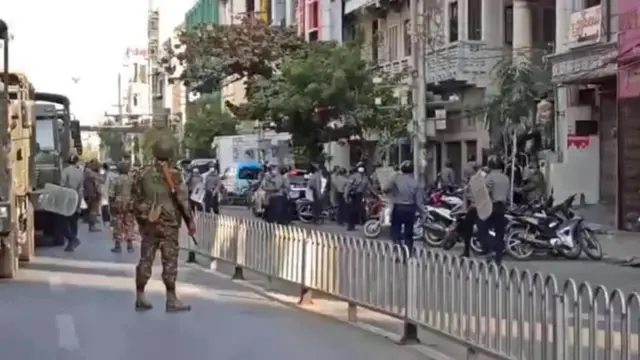 မန္တလေး ဘဏ် ၁ ရှေ့မှာ လူ ၂၀ ကျော်ဖမ်း