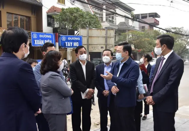 Ông Huệ phía bên ngoài khách sạn nơi có ca bệnh nhân người Nhật tử vong