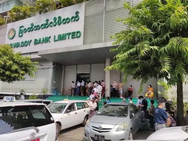 ရန်ကုန်က မြဝတီဘဏ် ရှေ့‌ငွေထုတ်သူတွေတန်းစီနေ