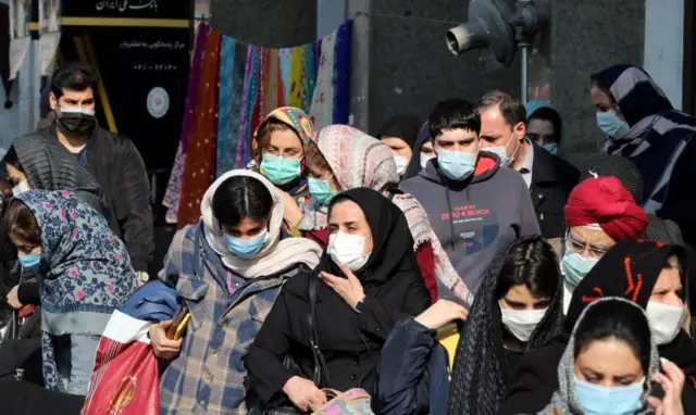 ازدحام جمعیت در یک مرکز خرید در تهران