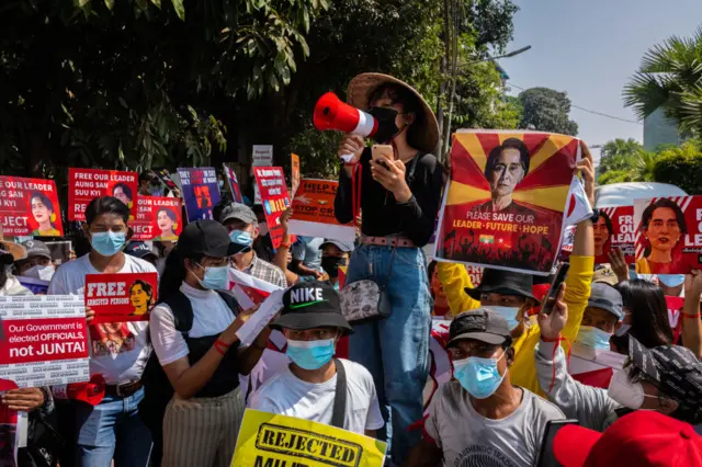 ဒေါ်အောင်ဆန်းစုကြည်ကို လွှတ်ပေးဖို့ ပြည်တွင်းပြည်ပ တောင်းဆို