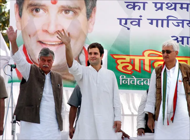 कैप्टन सतीश शर्मा (सबसे बाएं)