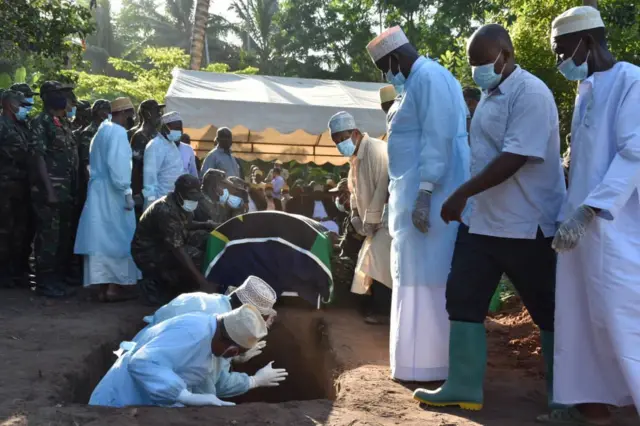 Maalim Seif azikwa kijijini kwake Mtambwe Nyali, mkoa wa Kaskazini Pemba
