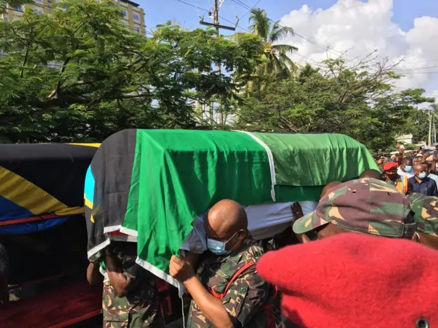 Mwili wa Maalim Seif ukiwa umebebwa
