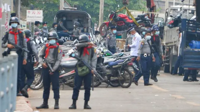 နေပြည်တော် သပြေကုန်းဝိုင်းအနီး ဆန္ဒပြသူတွေကို ဖြိုခွဲ