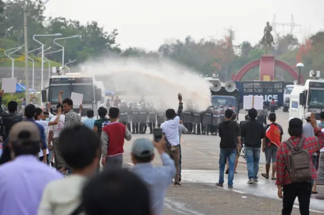 နေပြည်တော် သပြေကုန်းဝိုင်းအနီး ဆန္ဒပြသူတွေကို ဖြိုခွဲ