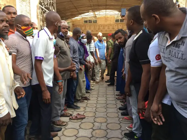 Wakazi wa Dar es salaam wakijiandaa kuupokea mwili