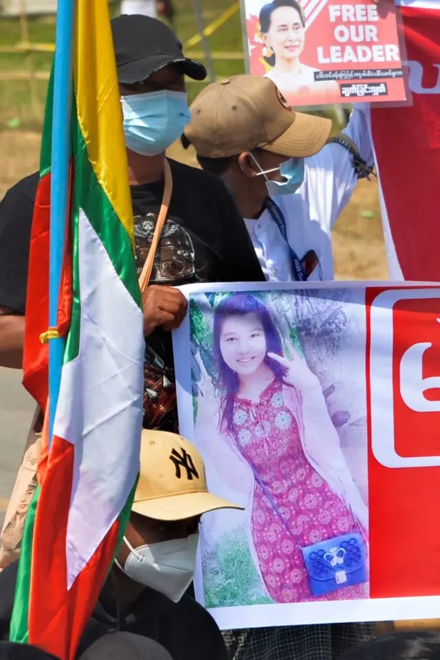 မမြသွဲ့သွဲ့ခိုင်