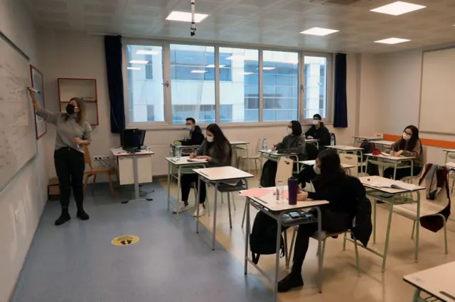 Milli Eğitim Bakanlığı, çoğu liselerde uygulamalı derslerin okullarda yüz yüze yapılmasına karar verdi