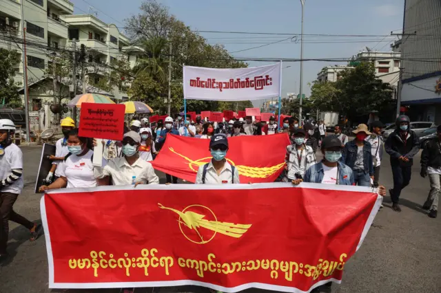 မန္တလေး ပညာရေးမှူးရုံးရှေ့ ဆန္ဒပြ