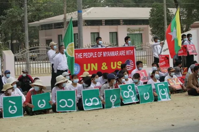 ပွင့်ဖြူမှာ ထိုင်သပိတ်နဲ့ ဆန္ဒပြ