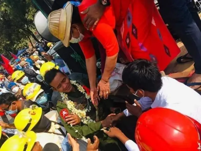 မုံရွာမြို့ရဲ့ ပင်မသပိတ်စစ်ကြောင်း ပူးပေါင်းပါဝင်ခဲ့စဥ်