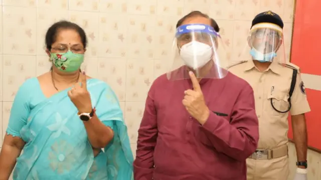 વિજય રૂપાણીએ રાજકોટમાં કર્યું મતદાન