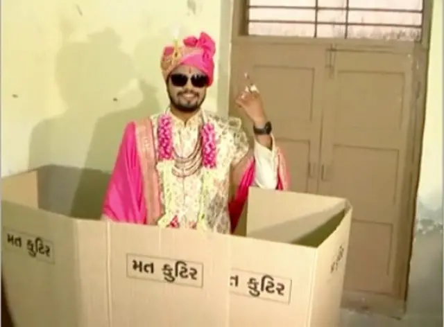 દુલ્હાએ કર્યું મતદાન