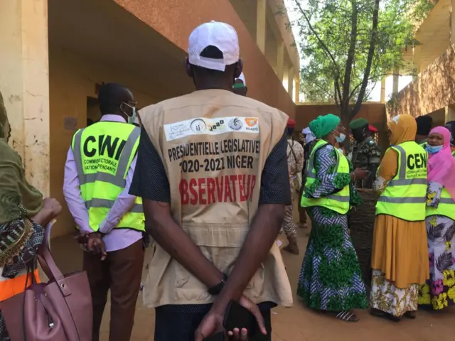 Wakilan kungiyoyin farar hula da jami’in hukumar zabe ta CENI suna sa ido ga gudanar zabe