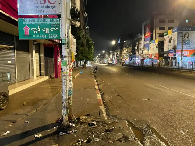 တနင်္လာနေ့ မနက် ၄ နာရီ ကျော် လှည်းတန်း လမ်းဆုံအနီး မြင်ကွင်း