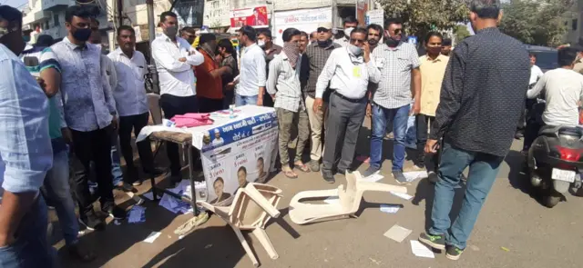 હુમલા બાદ તૂટેલી ખુરશીઓ