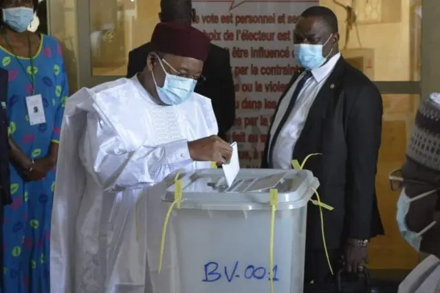 Shugaba Mahamadou Issoufou yana jefa kuri'a