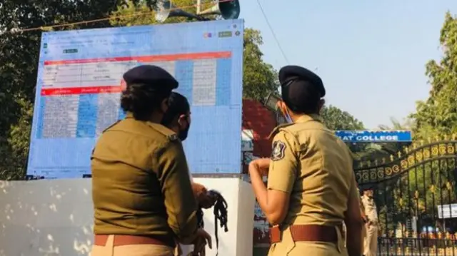 મતદાન ગણતરી કેન્દ્ર બહાર પોલીસ