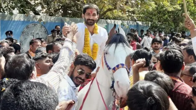 રાજકોટમાં જીતેલા ઉમેદવારે ઘોડા પર બેસીને સરઘસ કાઢ્યું
