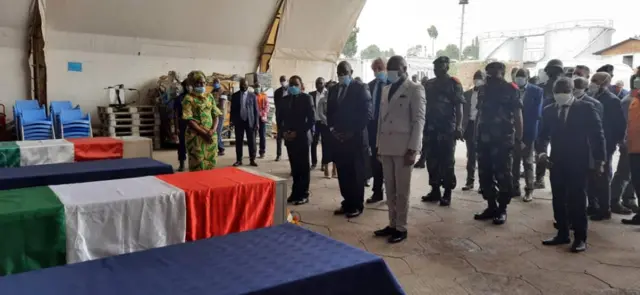 Viongozi wa matabaka mbali mabili nchini Jamhuri ya Kidemokrasia ya Congo wakitoa heshima zao za mwisho kwa mwili wa marehemu balozi wa Italia na wahasiriwa wengine.