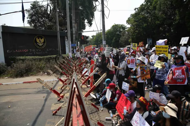 ရန်ကုန်မြို့ရှိ အင်ဒိုနီးရှားသံရုံးရှေ့ ဆန္ဒပြသူများ