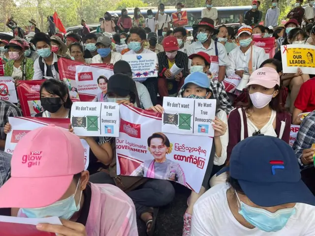 နိုင်ငံတော် အတိုင်ပင်ခံနဲ့ သမ္မတကြီးတို့ကို စစ်ကောင်စီက လူအများ မြင်ကွင်းရှေ့ကနေ ဖျောက်ထား