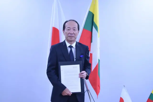 ဂျပန်သံအမတ် မစ္စတာ မာရုယာမ အိချိရော ကိုဗစ်တိုက်ဖျက်ရေး အထောက်အပံ့ဆိုင်ရာ စာချွန်လွှာ လက်မှတ်ရေးထိုးစဥ်