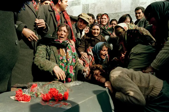 Xocalı qırğınından sonra dəfn mərasimi. Fevral, 1992